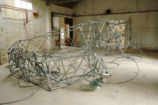 Simon Boudvin, PYLONE 02 (Québec), 2009, modèle au 2/3 reproduisant les pylônes ployés pendant la tempête de neige dans la vallée du Saint-Laurent en 1998. production de la galerie Jean Brolly, acquisition du CNAP.