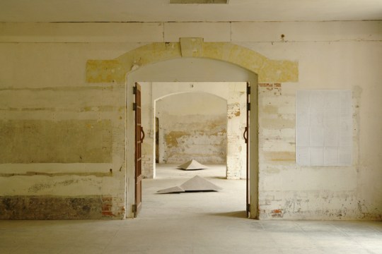 Simon Boudvin, TECTOEDRES 02 (SEMT-Saint-Denis), 2012, poussière de gravats, collectée et tamisée sur le site de SEMT-Pielstick à Saint-Denis, saupoudrée sur les plaques reproduisant les parcelles au 1:100.