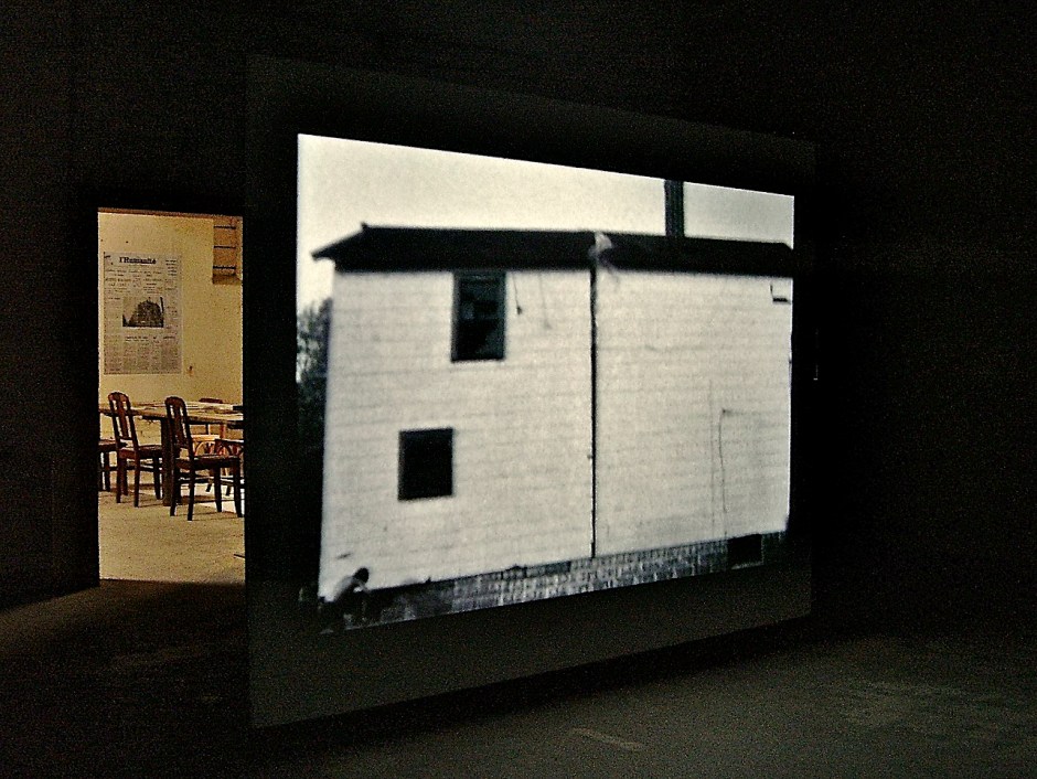 Gordon Matta-Clark. Splitting. 1974. 10min50, noir & blanc et couleur. Super 8 sur vidéo. Courtoisie de l’EAI et la galerie David Zwirmer.