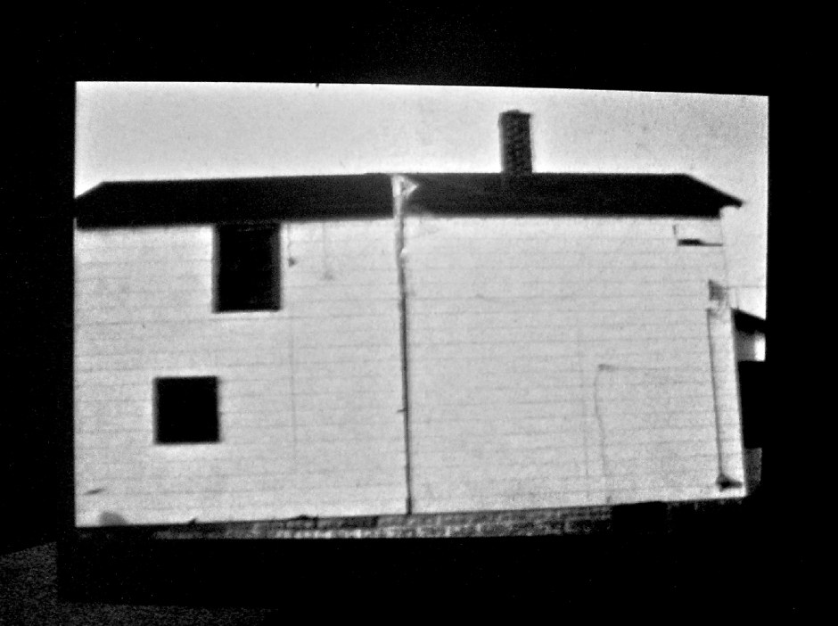 Gordon Matta-Clark. Splitting. 1974. 10min50, noir & blanc et couleur. Super 8 sur vidéo. Courtoisie de l’EAI et la galerie David Zwirmer.