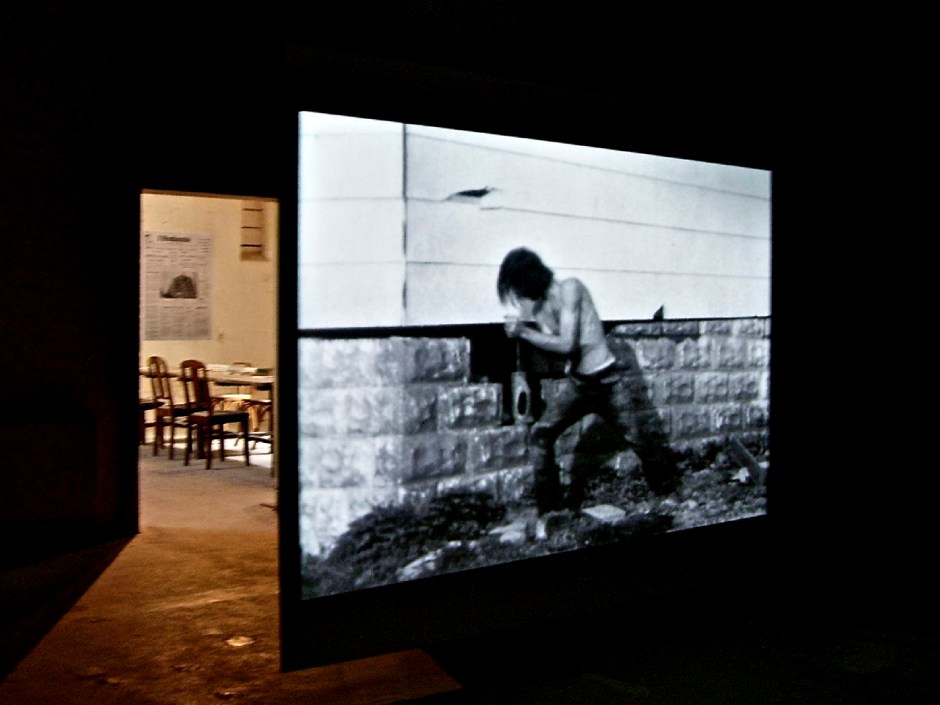 Gordon Matta-Clark. Splitting. 1974. 10min50, noir & blanc et couleur. Super 8 sur vidéo. Courtoisie de l’EAI et la galerie David Zwirmer.