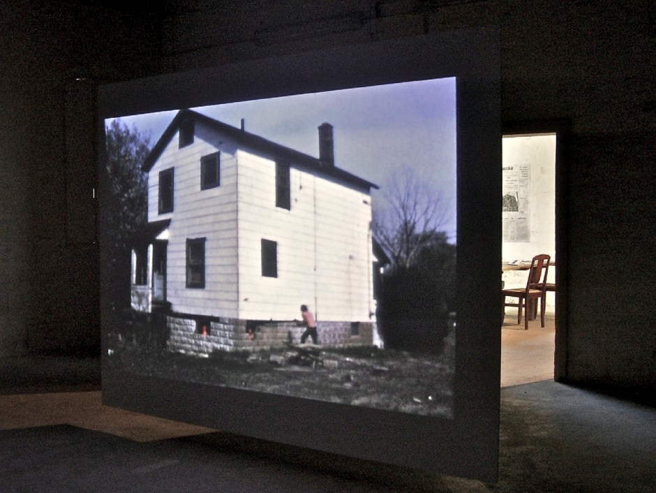 Gordon Matta-Clark. Splitting. 1974. 10min50, noir & blanc et couleur. Super 8 sur vidéo. Courtoisie de l’EAI et la galerie David Zwirmer.