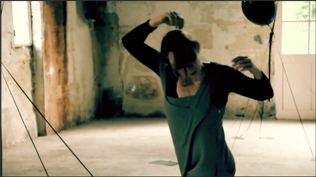 Stéfany Ganachaud et Jonathan Michel.  Quelques pas avant la foret ne tourne. 2012.