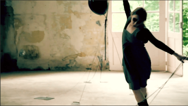 Stéfany Ganachaud et Jonathan Michel.  Quelques pas avant la foret ne tourne. 2012.