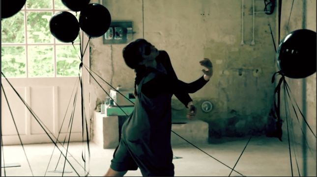 Stéfany Ganachaud et Jonathan Michel.  Quelques pas avant la foret ne tourne. 2012.