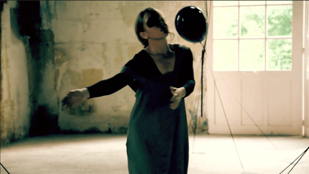 Stéfany Ganachaud et Jonathan Michel.  Quelques pas avant la foret ne tourne. 2012.