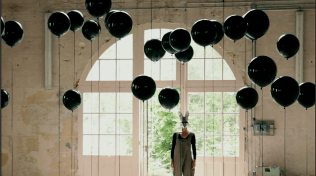 Stéfany Ganachaud et Jonathan Michel.  Quelques pas avant la foret ne tourne. 2012.