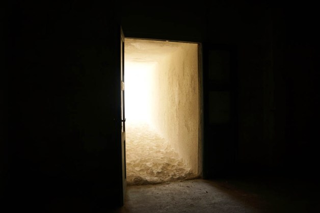 Vincent Lamouroux,Corridor, 2014, Bois de sapin, aggloméré, chaux éteinte