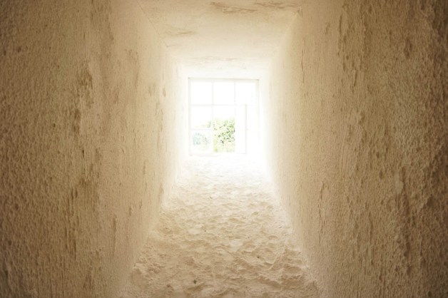 Vincent Lamouroux,Corridor, 2014, Bois de sapin, aggloméré, chaux éteinte