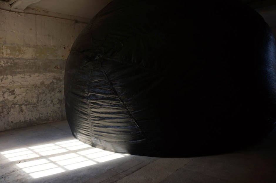 Perrine Lacroix, Empêché, ballon plastique noir, 2014, © James Porter
