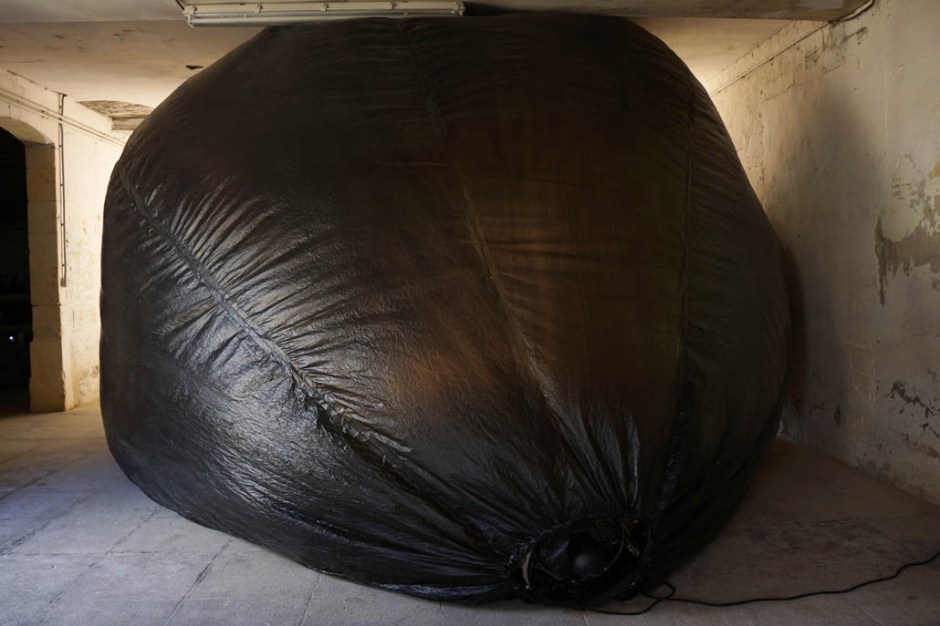 Perrine Lacroix, Empêché, ballon plastique noir, 2014, © James Porter