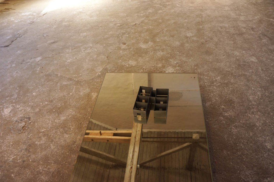 Marie-Jeanne Hoffner, De mémoire (Moulins Paillard), maquette en balsa peinte, 30x15x 10 cm sur miroir 70X90, 2014, courtesy galerie Dohyang Lee, Paris, Payne Shurvell Gallery, London © James Porter