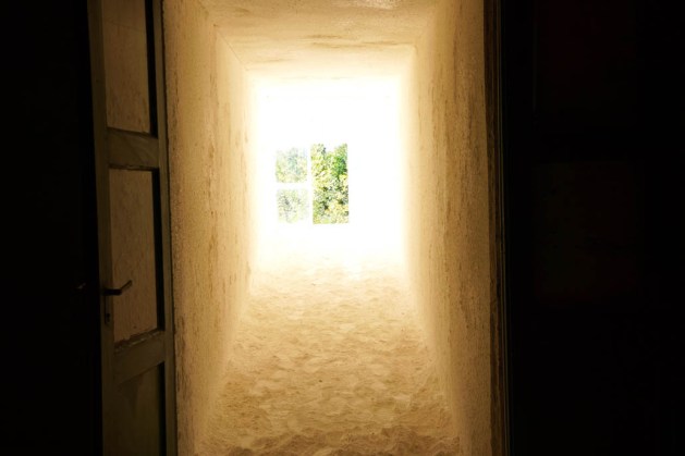 Vincent Lamouroux,Corridor, 2014, Bois de sapin, aggloméré, chaux éteinte