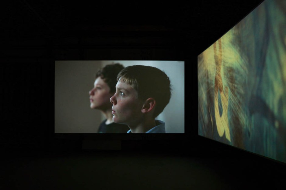 Oliver Beer, The Resonance Project: Pay and Display, 2011, installation vidéo sur deux écrans, courtesy Galerie Ropac, © James Porter