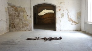 Francisco Tropa. Géant et Purgatoire, 2015 et 2013. Courtesy of the galerie Jocelyn Wolff, Paris. Photo © James Porter 