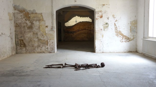 Francisco Tropa. Géant et Purgatoire, 2015 et 2013. Courtesy of the galerie Jocelyn Wolff, Paris. Photo © James Porter