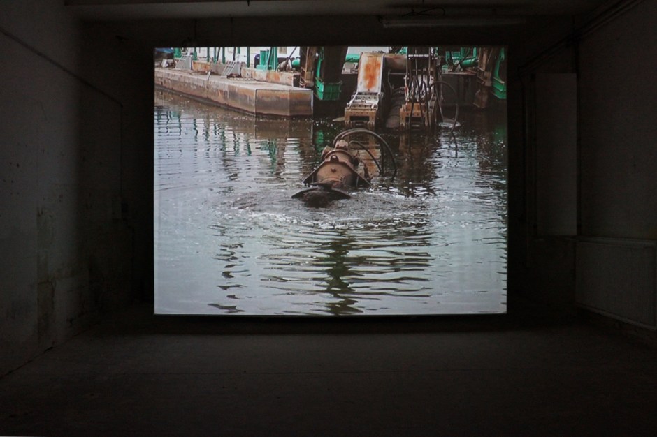 Claire Adelfang, Extraction, 2010. Vidéo. Courtesy Galerie Thaddaeus Ropac, Paris et Salzbourg. Photo © JGP