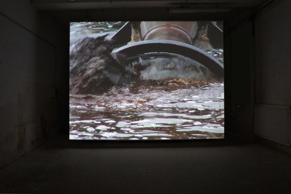Claire Adelfang, Extraction, 2010. Vidéo. Courtesy Galerie Thaddaeus Ropac, Paris et Salzbourg. Photo © JGP