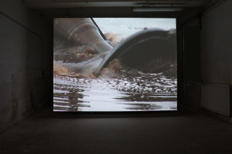 Claire Adelfang, Extraction, 2010. Vidéo. Courtesy Galerie Thaddaeus Ropac, Paris et Salzbourg. Photo © JGP