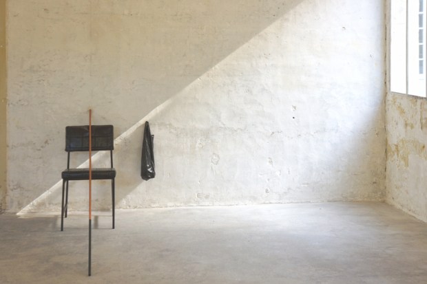 Tatiana Trouvé, Le Gardien, 2013, bronze patiné, cuivre, peinture, cuir, bois, tissus, papier, cire, 91,5 x 90 x 189 cm. Courtesy Galerie Gagosian, Paris. Photo © JGP