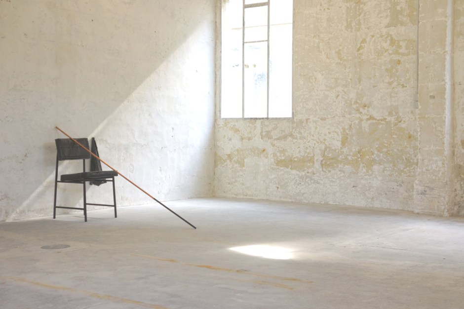 Tatiana Trouvé, Le Gardien, 2013, bronze patiné, cuivre, peinture, cuir, bois, tissus, papier, cire, 91,5 x 90 x 189 cm. Courtesy Galerie Gagosian, Paris. Photo © JGP