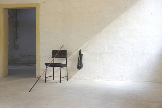 Tatiana Trouvé, Le Gardien, 2013, bronze patiné, cuivre, peinture, cuir, bois, tissus, papier, cire, 91,5 x 90 x 189 cm. Courtesy Galerie Gagosian, Paris. Photo © JGP