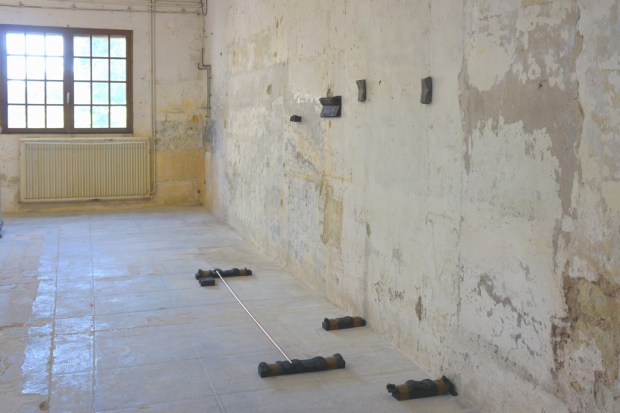 Tatiana Trouvé, Ghost  2011. Bronze, patine, cuivre (116 x 240 x 61 cm). Courtesy Galerie Perrotin. Photo © JGP