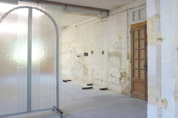 Tatiana Trouvé, Ghost  2011. Bronze, patine, cuivre (116 x 240 x 61 cm). Courtesy Galerie Perrotin. Photo © JGP